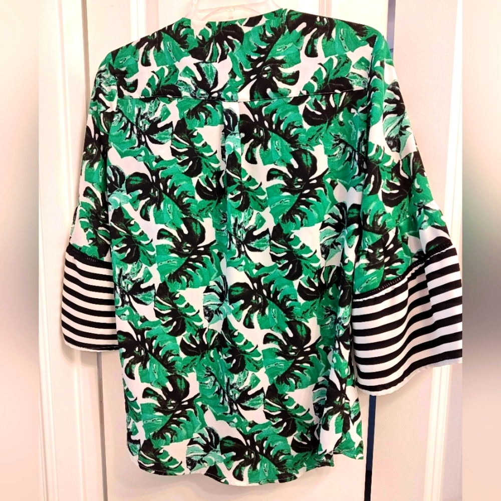 Beautiful green, black & white 3/4th sleeve blouse. Size Sm/Med by Valerie Steve